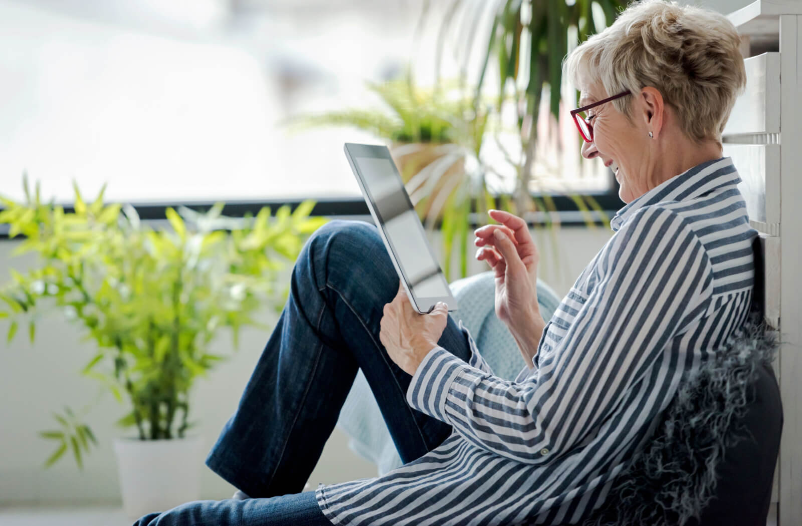 an oldest daughter uses her ipad to find a senior living community for her paren